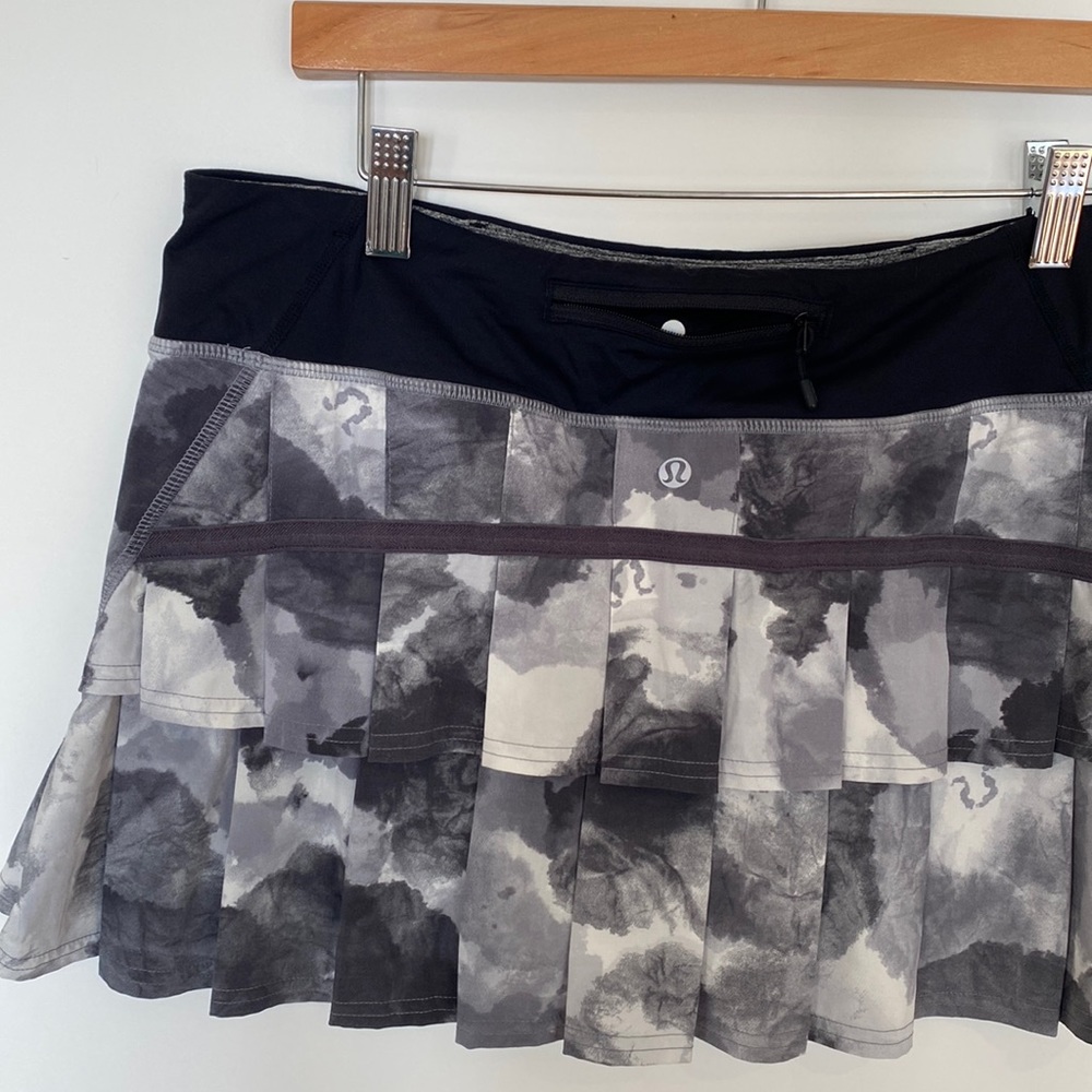 EUC Lulumemon Pacesetter skirt 8